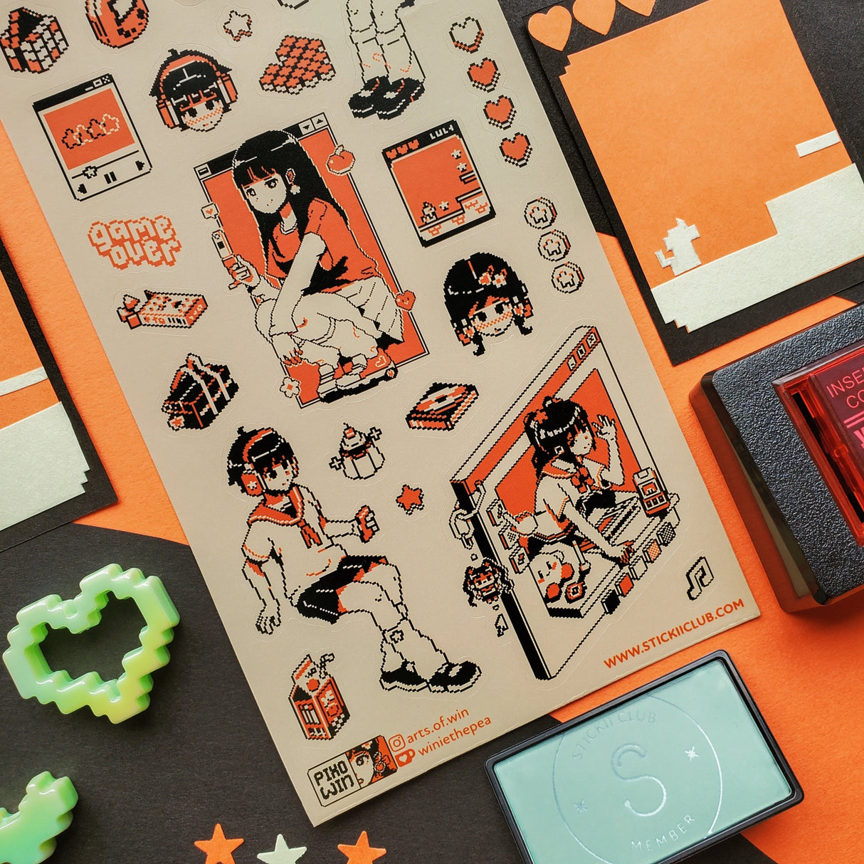 🕹️🧡 BI-BU-BI-BIT! Power up with @arts.of.win’s pixel-perfect dream squad, where retro vibes and arcade hearts collide. From handheld consoles and chunky headphones to rhythm-game screens and snack breaks mid-level, this crew is living life one extra life at a time. Whether you’re grinding for high scores or just vibing with your favorite chiptune, these stickers are a total game over (in the best way).

Art by: @arts.of.win

Top Coating: None
Adhesive Layer: PVC (plastic)
Backing Layer: Clear PET
6.69" x 