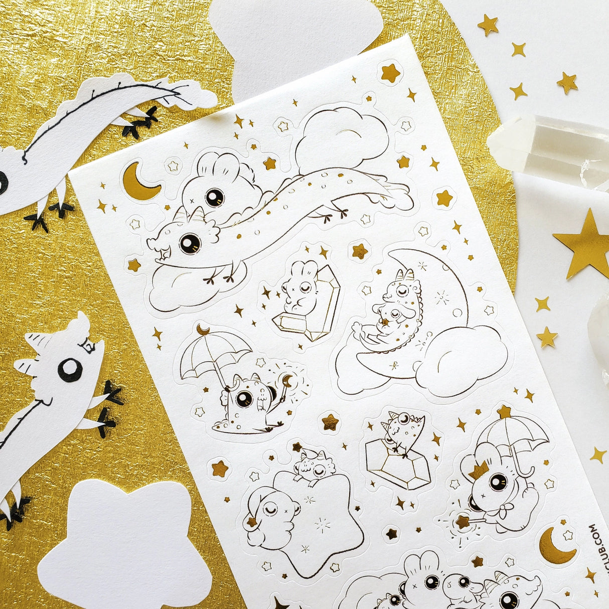 🐰🐉 When the stars begin to twinkle, @heathersketcheroos’ sleepy bunnehs hitch rides on friendly dwagons, sail on clouds, and nap on crescent moons. Every night is an adventure, every dream a new chapter in their whimsical, star-sprinkled journey.