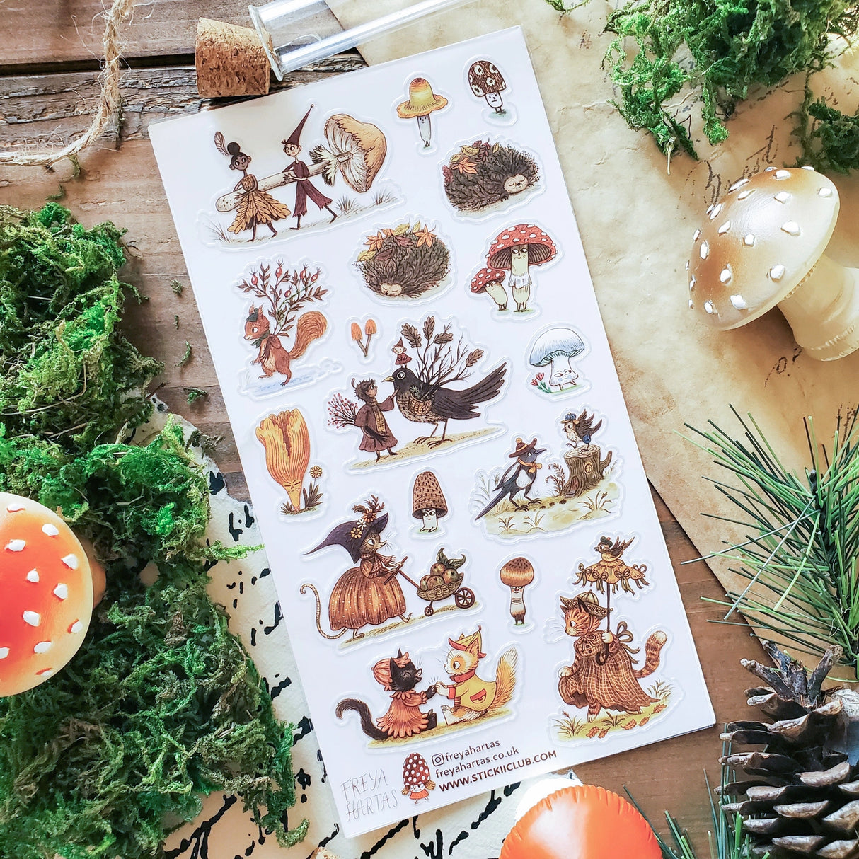 🍄🐦 Featuring cozy critters and forest treasures, @freyahartas captures the magic of autumn with this storybook-like set. Birds share warm hellos, cats don their finest fall attire, and hedgehogs curl up beneath blankets of leaves. Bring on sweater weather!