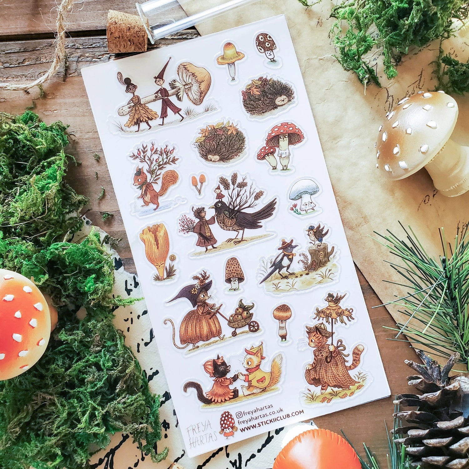 🍄🐦 Featuring cozy critters and forest treasures, @freyahartas captures the magic of autumn with this storybook-like set. Birds share warm hellos, cats don their finest fall attire, and hedgehogs curl up beneath blankets of leaves. Bring on sweater weather!