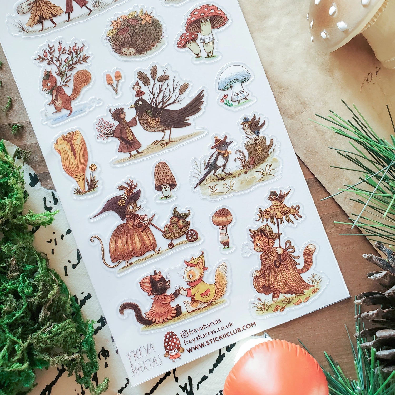 🍄🐦 Featuring cozy critters and forest treasures, @freyahartas captures the magic of autumn with this storybook-like set. Birds share warm hellos, cats don their finest fall attire, and hedgehogs curl up beneath blankets of leaves. Bring on sweater weather!