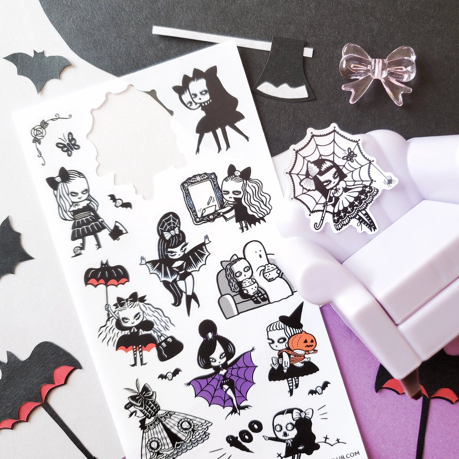 🖤🎀 These ghoulish gals by @miznawada have killer style—bat capes, spiderweb umbrellas, matching with their ghost BFFs for movie night (popcorn mandatory), and slaying every look from cemetery-chic to vampire glam. It’s giving goth girl energy with a sprinkle of mischief and a whole lot of cute. Catch us summoning spirits and fashion inspo.