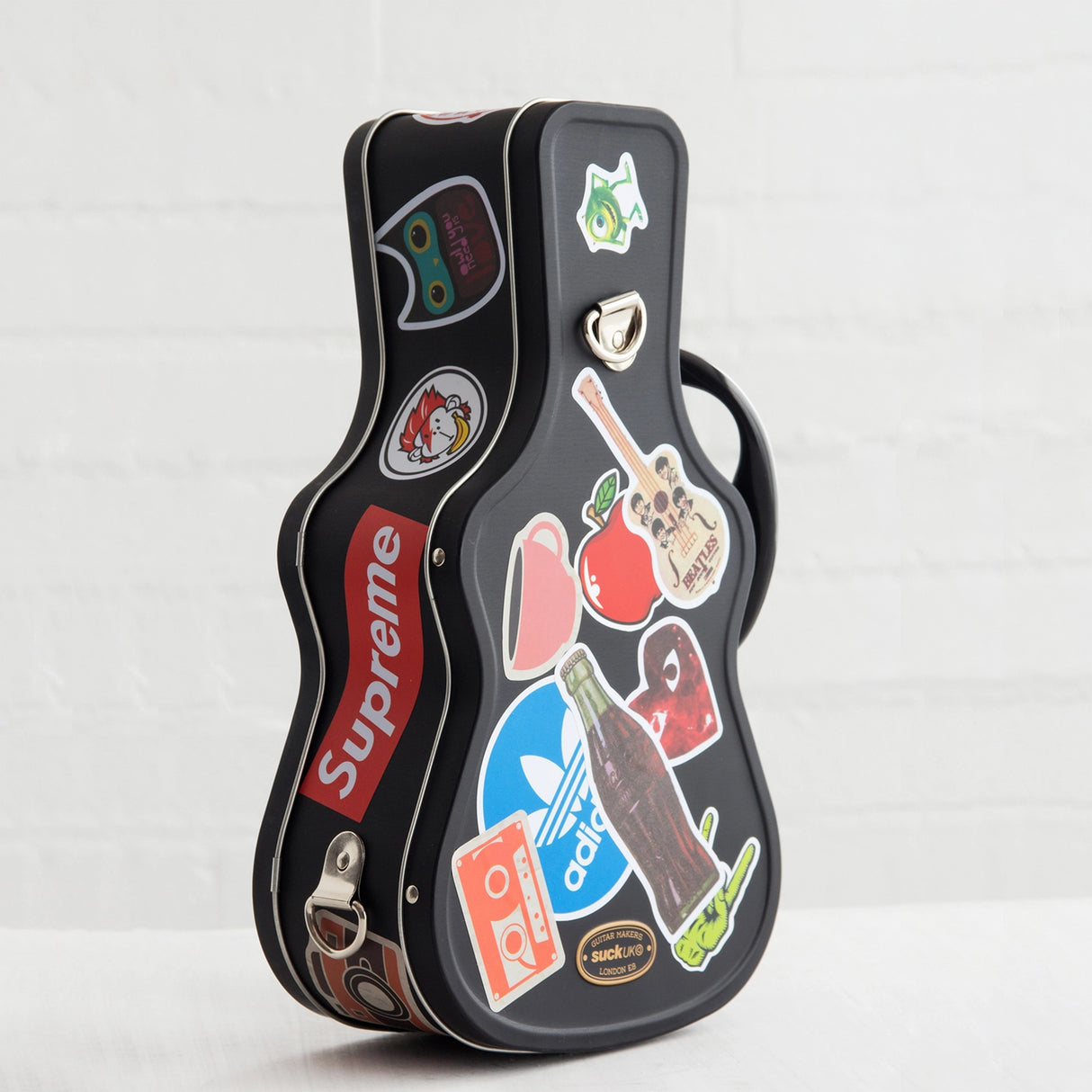 Lunch just got loud. This guitar-shaped tin lunchbox brings rock-n-roll attitude to school, work, or picnics. Keep sandwiches and snacks secure with a sturdy latch and carry handle, then personalise your case with the included set of stickers – just like a real tour pro. Made from durable, food-grade tin and designed to last, it’s the coolest way to carry your lunch on the road.