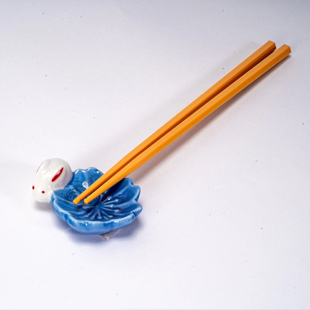 These cute ceramic rests are a perfect stationery addition to your desk! Use them for pens, paint brushes, or take them to your kitchen as a chopstick rest!

Size: 2.5"L
Material: Porcelain
Weight: 1.6 oz
Origin: China