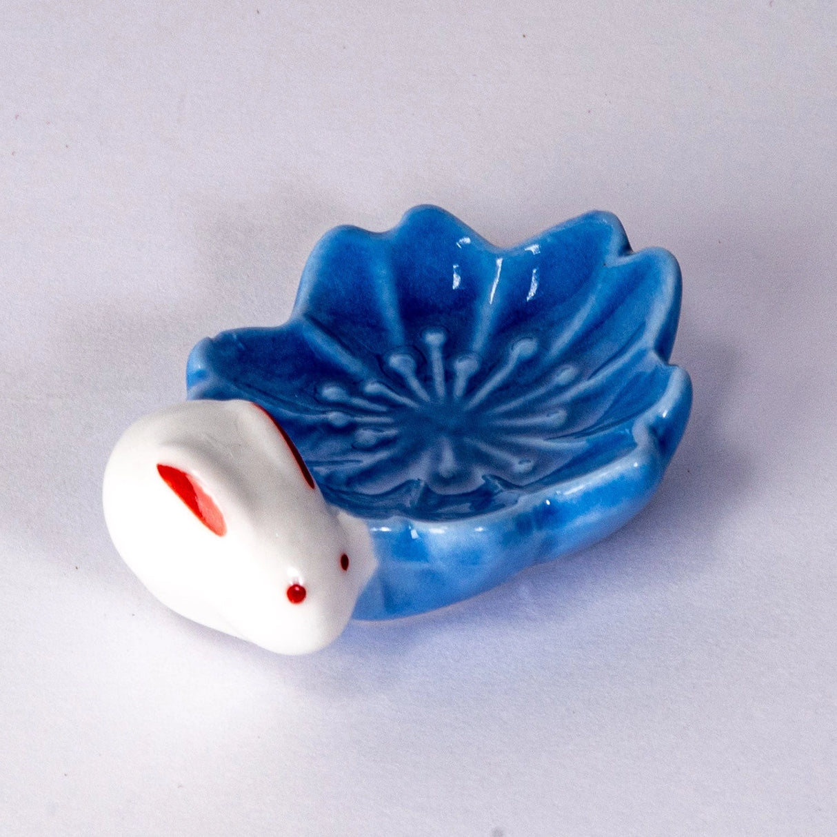 These cute ceramic rests are a perfect stationery addition to your desk! Use them for pens, paint brushes, or take them to your kitchen as a chopstick rest!

Size: 2.5"L
Material: Porcelain
Weight: 1.6 oz
Origin: China