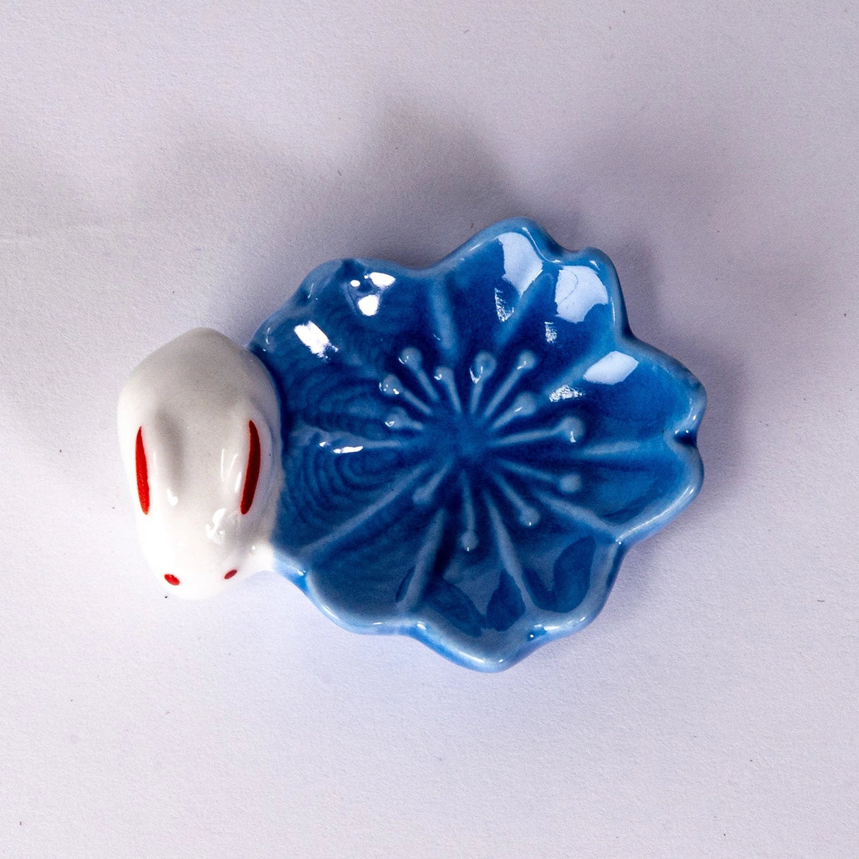 These cute ceramic rests are a perfect stationery addition to your desk! Use them for pens, paint brushes, or take them to your kitchen as a chopstick rest!

Size: 2.5"L
Material: Porcelain
Weight: 1.6 oz
Origin: China