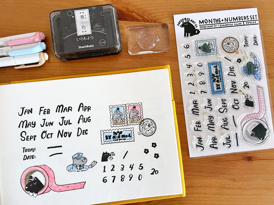 A clear stamp created in collaboration with Paper Plant Co. "Vincent's Months + Numbers". This is a set of date and number stamps that are easy to use in your notebook. You can use it as you like, such as stamping the date on the masking tape pattern to make a label, or decorating envelopes and postcards with cut-out handles and postman stamps.