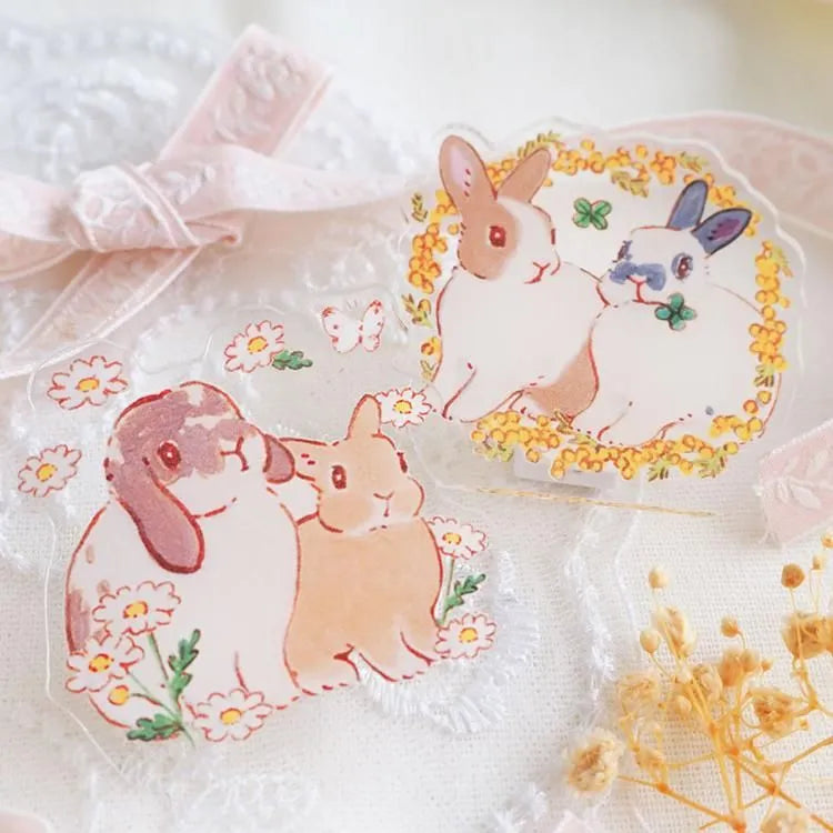 This clip can be rotated 360° and reoriented to suit the application.
The transparent clip makes you feel happy when you suddenly see it in your daily life.
If you like rabbits and are fans of Shinako, they are so cute that you will want both patterns. It's perfect for your own everyday use as well as a gift!

Size: 49 x 49mm
Material: Acrylic
