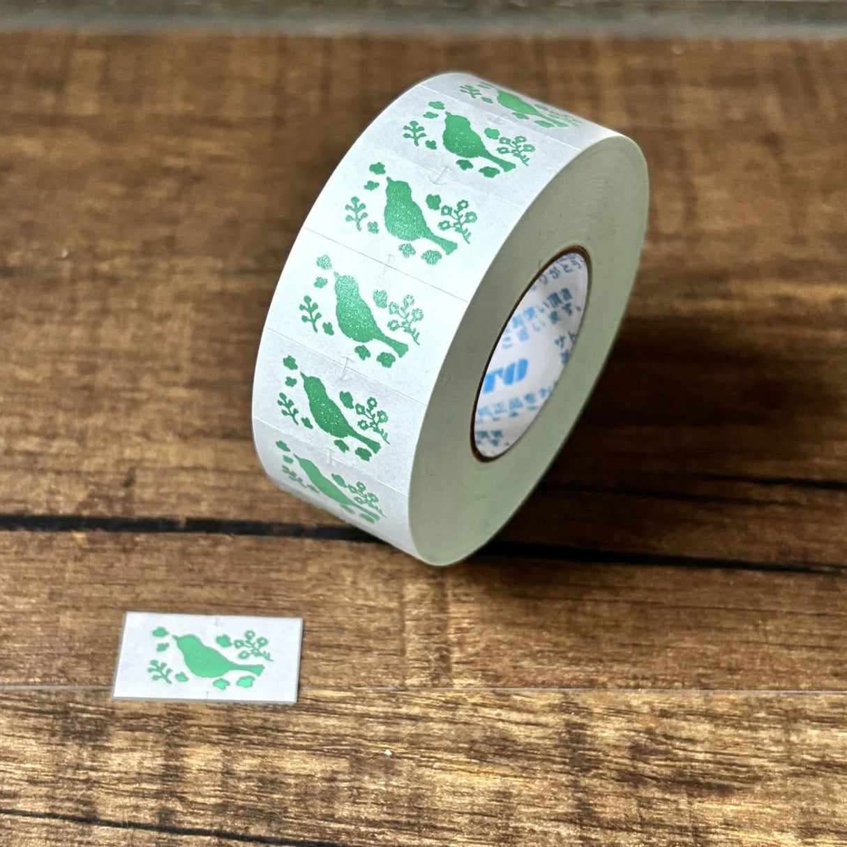 This is Seitousha's new labeler roll seal.

About 1,000 sheets are included, and the lightly adhesive stickers can be written with a pen, so they can also be used as sticky notes.

✨ Product Features

Perfect for decorating planners, journals, cards, gifts, and scrapbooks

Aprox. 1,000 stickers
