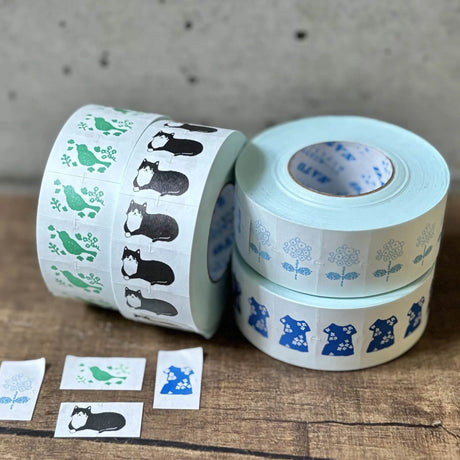 This is Seitousha's new labeler roll seal.

About 1,000 sheets are included, and the lightly adhesive stickers can be written with a pen, so they can also be used as sticky notes.

✨ Product Features

Perfect for decorating planners, journals, cards, gifts, and scrapbooks

Aprox. 1,000 stickers
