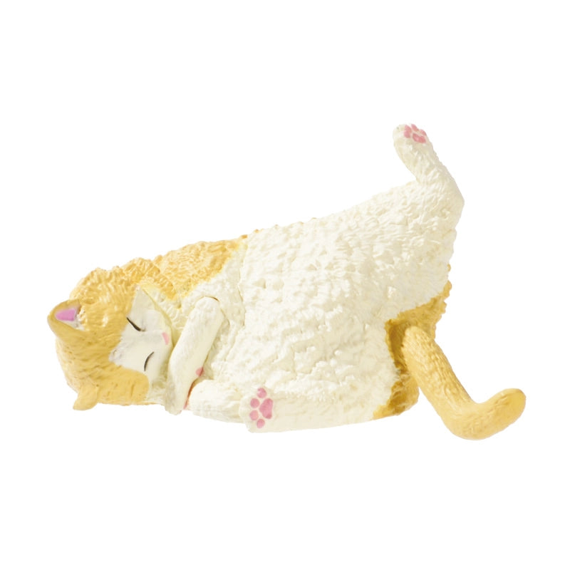 As part of the new "SLEEPY CAT" series This collection features cats in their relaxed and sleepy poses, capturing the tranquil moments of their everyday lives. These adorable figures are so charming you'll want to display and admire them all together! Approximately 7.2cm wide.

Lineup (6 Variants):

Tuxedo Cat
American Shorthair
Black Cat
Scottish Fold
Persian Cat