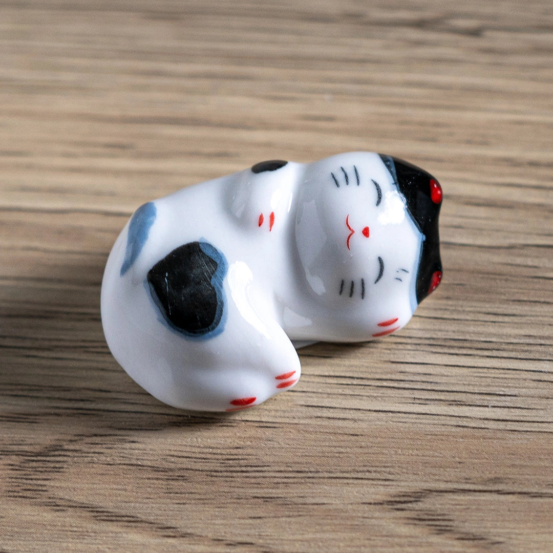 These cute ceramic rests are a perfect stationery addition to your desk! Use them for pens, paint brushes, or take them to your kitchen as a chopstick rest!

Size: 2"
Material: Ceramic
Weight:1.6 oz (45.36 g)
Origin: China