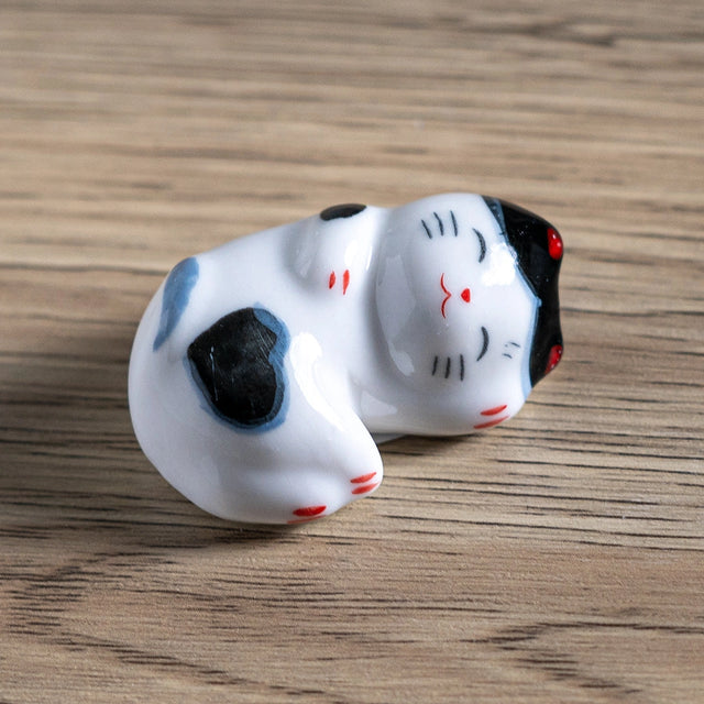 These cute ceramic rests are a perfect stationery addition to your desk! Use them for pens, paint brushes, or take them to your kitchen as a chopstick rest!

Size: 2"
Material: Ceramic
Weight:1.6 oz (45.36 g)
Origin: China