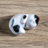 These cute ceramic rests are a perfect stationery addition to your desk! Use them for pens, paint brushes, or take them to your kitchen as a chopstick rest!

Size: 2"
Material: Ceramic
Weight:1.6 oz (45.36 g)
Origin: China