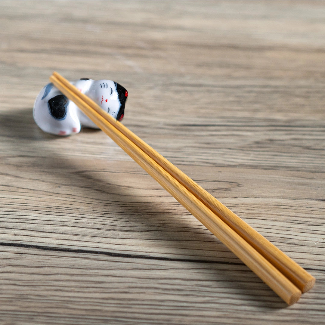 These cute ceramic rests are a perfect stationery addition to your desk! Use them for pens, paint brushes, or take them to your kitchen as a chopstick rest!

Size: 2"
Material: Ceramic
Weight:1.6 oz (45.36 g)
Origin: China