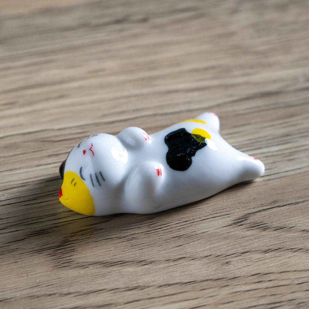 These cute ceramic rests are a perfect stationery addition to your desk! Use them for pens, paint brushes, or take them to your kitchen as a chopstick rest!

Size: 2"
Material: Ceramic
Weight:1.6 oz (45.36 g)
Origin: China