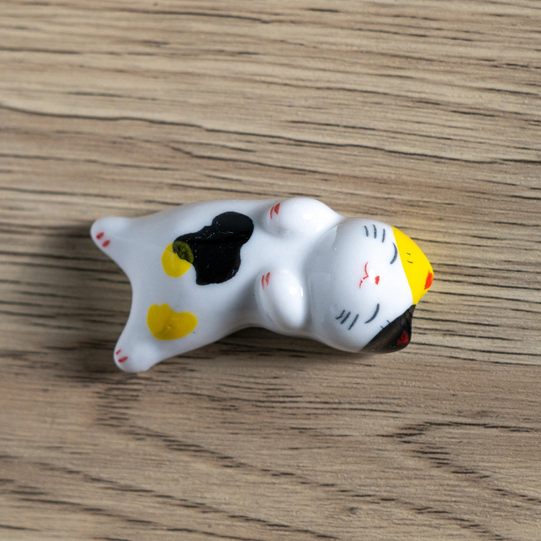 These cute ceramic rests are a perfect stationery addition to your desk! Use them for pens, paint brushes, or take them to your kitchen as a chopstick rest!

Size: 2"
Material: Ceramic
Weight:1.6 oz (45.36 g)
Origin: China