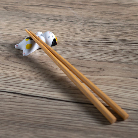 These cute ceramic rests are a perfect stationery addition to your desk! Use them for pens, paint brushes, or take them to your kitchen as a chopstick rest!

Size: 2"
Material: Ceramic
Weight:1.6 oz (45.36 g)
Origin: China