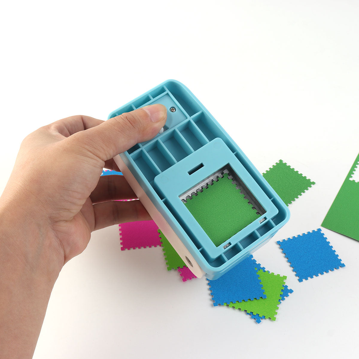 This craft square hole punch is made of high-quality plastic and stainless steel. Its smooth lever-assisted mechanism allows for quick cutting of cardstock, enabling clean and efficient one-handed operation.&nbsp;

This square stamp pattern hole punch is suitable for making gift labels, greeting cards, message cards, art and design projects, bookmarks, and other DIY projects. Designed for beginners and experienced crafters alike, it's suitable for card making, scrapbook pages, birthday cards, Christmas card