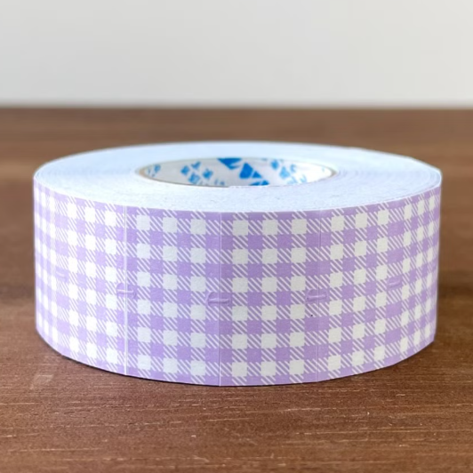 Label stickers with Stamp Marche original designs.&nbsp;These are stickers originally for price tag applicators,now featuring a gingham check pattern!&nbsp;They can also be used to seal letters and envelopes, or as decorative materials for your planner. Fold them in half to use as index stickers or write or stamp them. Each pack contains 1,000 stickers with the same design, making them ideal for daily use or sharing.

Product Size: Approx. 55 x 21.6 mm in diameter.
Sticker Size (Single Piece): Approx. 12.0 