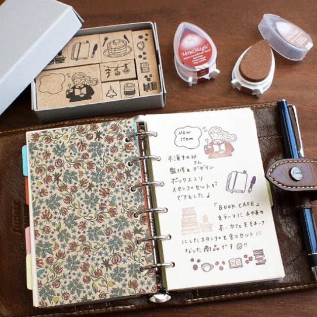 
Step into a cozy world of creativity with the Creator’s Stamp Box – Book Café from Stamp Marche and Sonomi Kogei. This charming set brings together beautifully illustrated stamps inspired by warm café moments, books, and everyday comforts—perfect for adding personality to journals, planners, scrapbooks, and handmade cards.


Each stamp is crafted with a solid wooden mount and high‑quality rubber, giving you crisp, clean impressions every time.&nbsp;



This set includes 8 stamps.

Stamp size: approx.&nbsp;