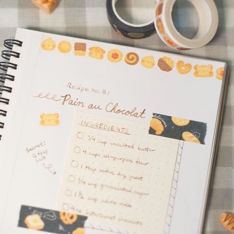 Cute washi tape featuring fresh baked bread with a cafe menu chalkboard.
This washi tape is great for arts and crafts or embellishing your journals.

• Dimensions: 0.6" x 32.8’ (1.5cm x 10m)

*Please note that color may differ slightly depending on device display.