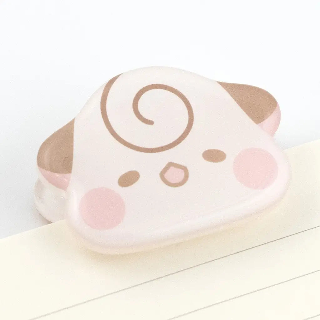 Cute double-sided clip made with high quality acrylic and finished with hard jelly-like coating.&nbsp;

They can hold your page or seal your snacks~

Approximate Dimensions: 2" x 1.5" (5cm x 3.5cm)&nbsp;
Material: Acrylic&nbsp;
Double-sided
Comes with 1 Clip