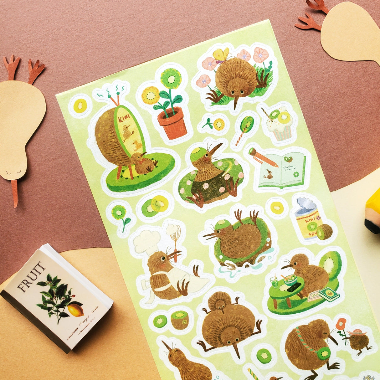 🥝🐦 Step inside @odeyu86’s delightful Kiwi Home, where these fuzzy little birds live their sweetest fruit-filled lives. Whether they’re tending blossom-filled gardens, whipping up kiwi treats in tiny chef hats, or settling in for their favorite shows, they are booked and busy but they’ll see you soon!

Art by: @odeyu86