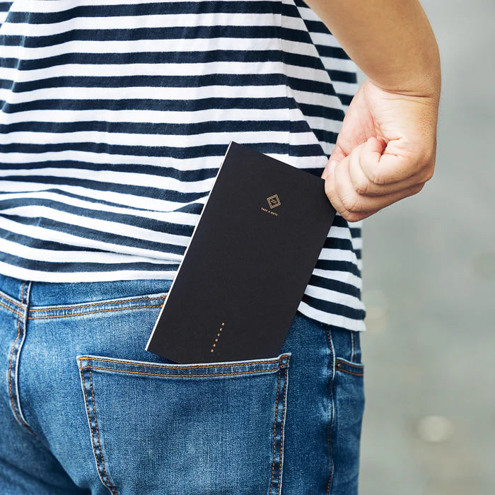 The new designed SMART GRIDS and the horizontal and vertical anchor points for dividing the page into three or four equal parts show clear formats at one glance
The unique structure design, including a proper width for users to hold with one hand and the thick back cover, allows users to write while moving or standing
Uses 4mm grids as the core format; single grids are suitable for English or Japanese, and double grids for Chinese characters
Utilize the 2mm mini-grids to align and draw formats