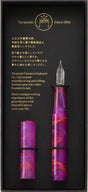 A mysterious coloring reminiscent of the beautiful hues of a sunset and an impressive glass pen with a striking pattern. A new color is now available in the Aurora series, which is easy to carry with a cap that protects the nib!
