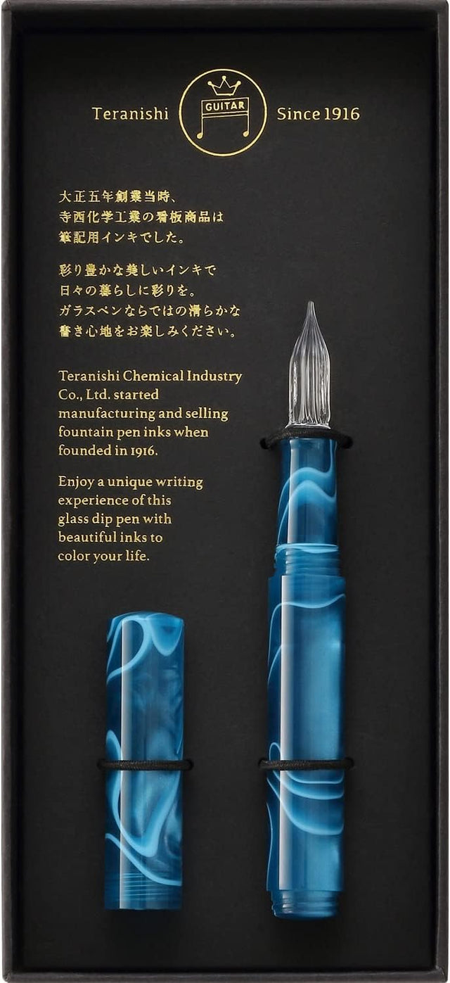 A mysterious coloring reminiscent of the splendid display of peacock's feathers and an impressive glass pen with a striking pattern. A new color is now available in the Aurora series, which is easy to carry with a cap that protects the nib!