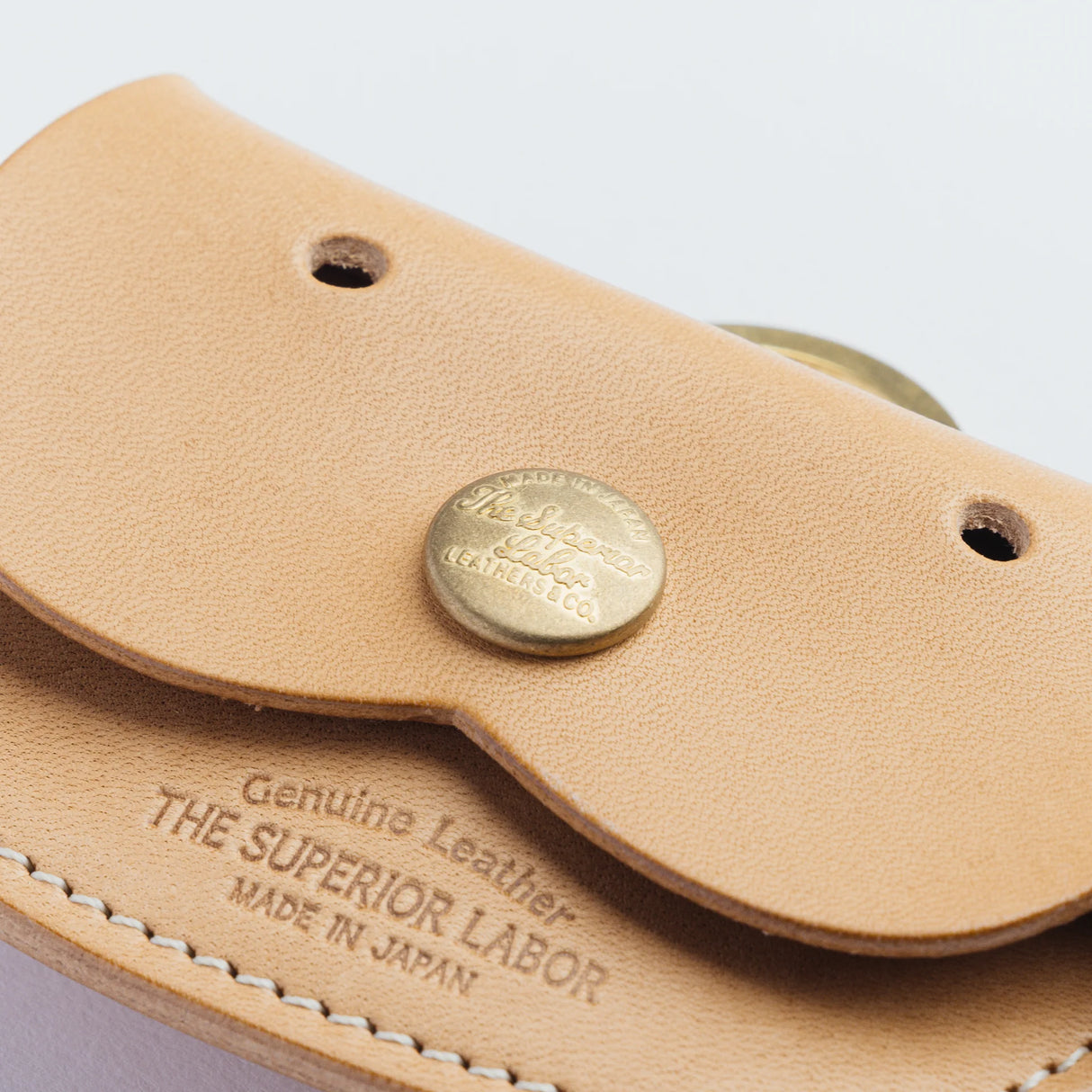 A coin purse with a dog motif.

It is small enough to carry in your pocket when you are out and about. Compact and sturdy, it can be used for many years, and the design is cute and makes a nice accent.