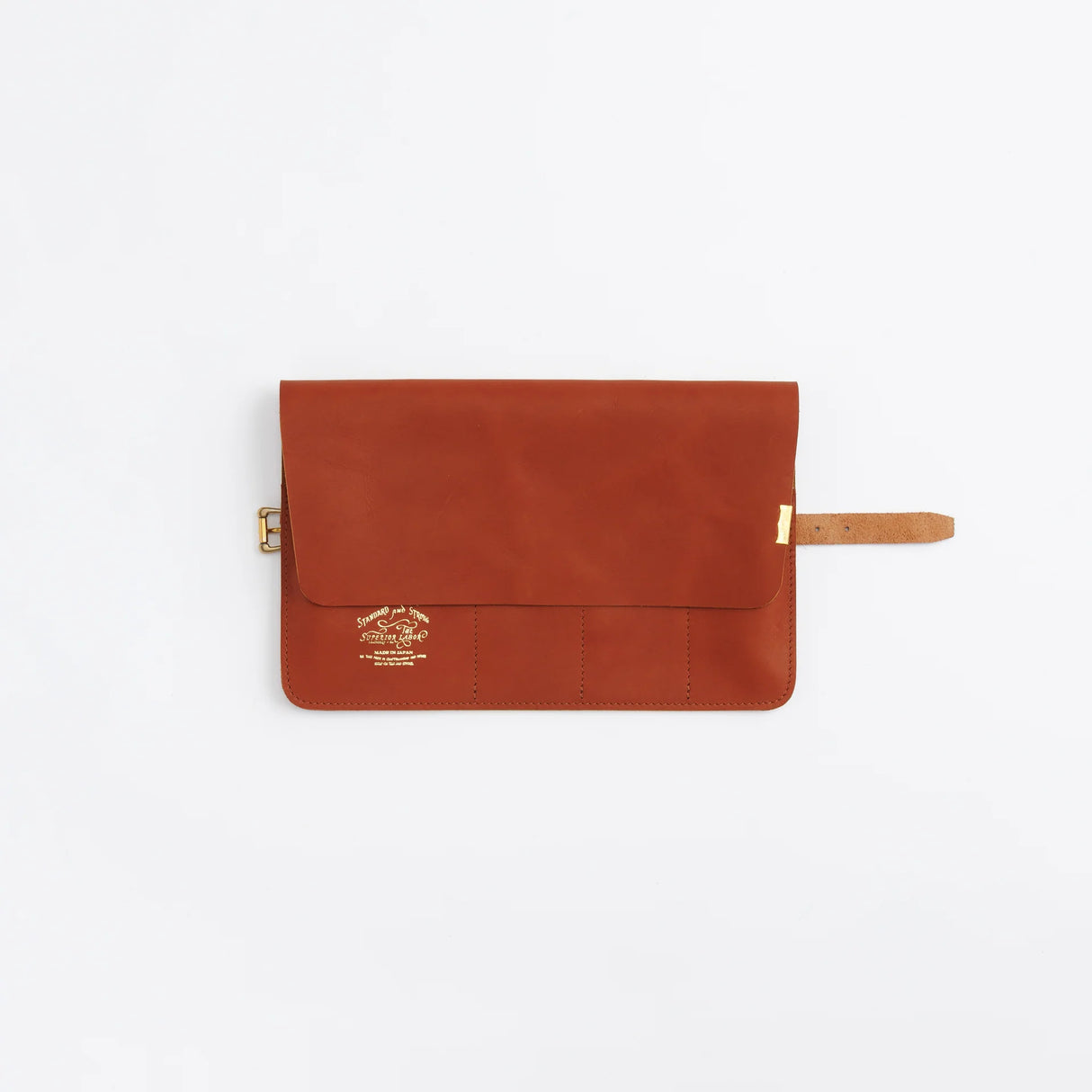 The SUPERIOR LABOR Glove Leather - Roll Pen Case

The discontinued&nbsp;pen roll&nbsp;has returned with a refined new design.&nbsp;A brass tag accents its raw-cut edge, while the logo inside is finished with elegant gold foil.&nbsp;The result is a fresh look that feels both light and sophisticated.

Pockets in varying sizes hold pens of different types, and when you’re done, simply roll it up and take it with you.

A pen case that combines the joy of displaying your favorite pens with the practicality of ca