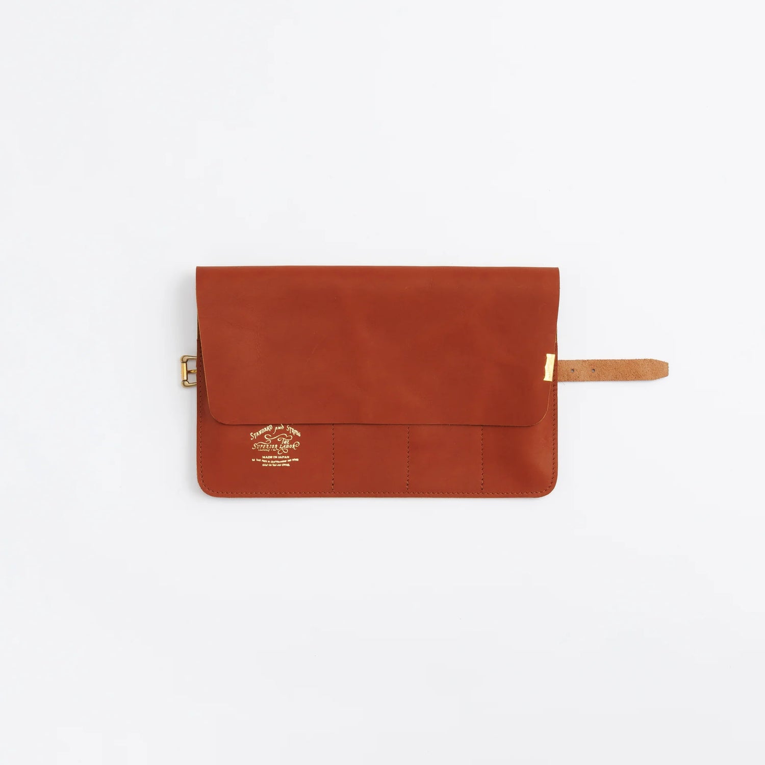 The SUPERIOR LABOR Glove Leather - Roll Pen Case

The discontinued&nbsp;pen roll&nbsp;has returned with a refined new design.&nbsp;A brass tag accents its raw-cut edge, while the logo inside is finished with elegant gold foil.&nbsp;The result is a fresh look that feels both light and sophisticated.

Pockets in varying sizes hold pens of different types, and when you’re done, simply roll it up and take it with you.

A pen case that combines the joy of displaying your favorite pens with the practicality of ca