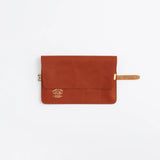 The SUPERIOR LABOR Glove Leather - Roll Pen Case

The discontinued&nbsp;pen roll&nbsp;has returned with a refined new design.&nbsp;A brass tag accents its raw-cut edge, while the logo inside is finished with elegant gold foil.&nbsp;The result is a fresh look that feels both light and sophisticated.

Pockets in varying sizes hold pens of different types, and when you’re done, simply roll it up and take it with you.

A pen case that combines the joy of displaying your favorite pens with the practicality of ca