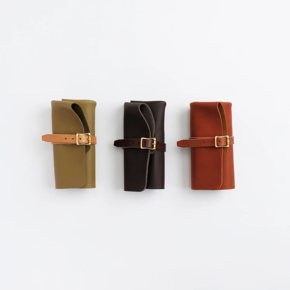 The SUPERIOR LABOR Glove Leather - Roll Pen Case

The discontinued&nbsp;pen roll&nbsp;has returned with a refined new design.&nbsp;A brass tag accents its raw-cut edge, while the logo inside is finished with elegant gold foil.&nbsp;The result is a fresh look that feels both light and sophisticated.

Pockets in varying sizes hold pens of different types, and when you’re done, simply roll it up and take it with you.

A pen case that combines the joy of displaying your favorite pens with the practicality of ca