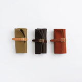 The SUPERIOR LABOR Glove Leather - Roll Pen Case

The discontinued&nbsp;pen roll&nbsp;has returned with a refined new design.&nbsp;A brass tag accents its raw-cut edge, while the logo inside is finished with elegant gold foil.&nbsp;The result is a fresh look that feels both light and sophisticated.

Pockets in varying sizes hold pens of different types, and when you’re done, simply roll it up and take it with you.

A pen case that combines the joy of displaying your favorite pens with the practicality of ca
