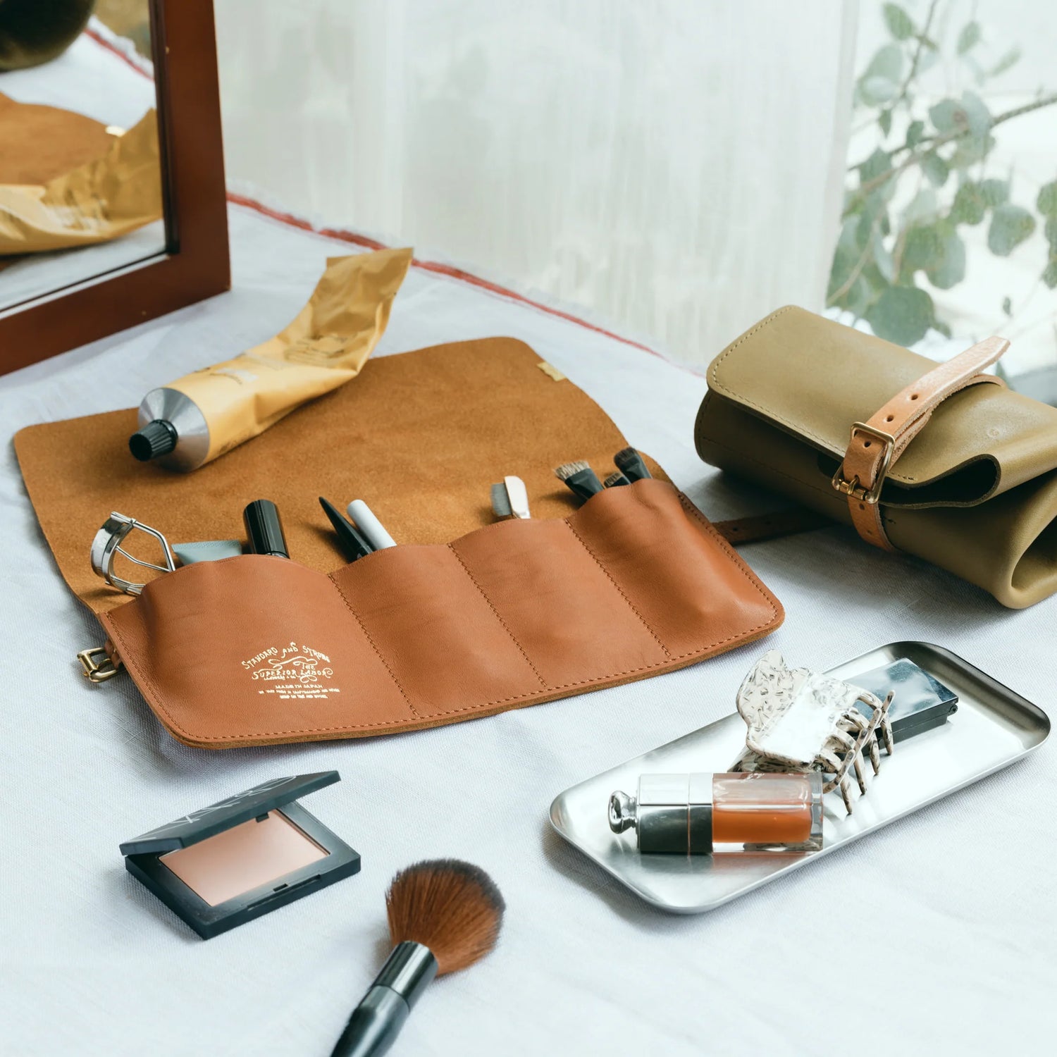 The SUPERIOR LABOR Glove Leather - Roll Pen Case

The discontinued&nbsp;pen roll&nbsp;has returned with a refined new design.&nbsp;A brass tag accents its raw-cut edge, while the logo inside is finished with elegant gold foil.&nbsp;The result is a fresh look that feels both light and sophisticated.

Pockets in varying sizes hold pens of different types, and when you’re done, simply roll it up and take it with you.

A pen case that combines the joy of displaying your favorite pens with the practicality of ca