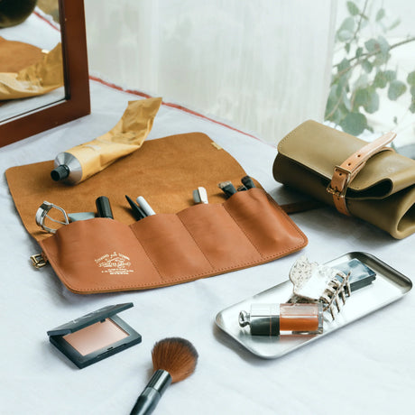 The SUPERIOR LABOR Glove Leather - Roll Pen Case

The discontinued&nbsp;pen roll&nbsp;has returned with a refined new design.&nbsp;A brass tag accents its raw-cut edge, while the logo inside is finished with elegant gold foil.&nbsp;The result is a fresh look that feels both light and sophisticated.

Pockets in varying sizes hold pens of different types, and when you’re done, simply roll it up and take it with you.

A pen case that combines the joy of displaying your favorite pens with the practicality of ca