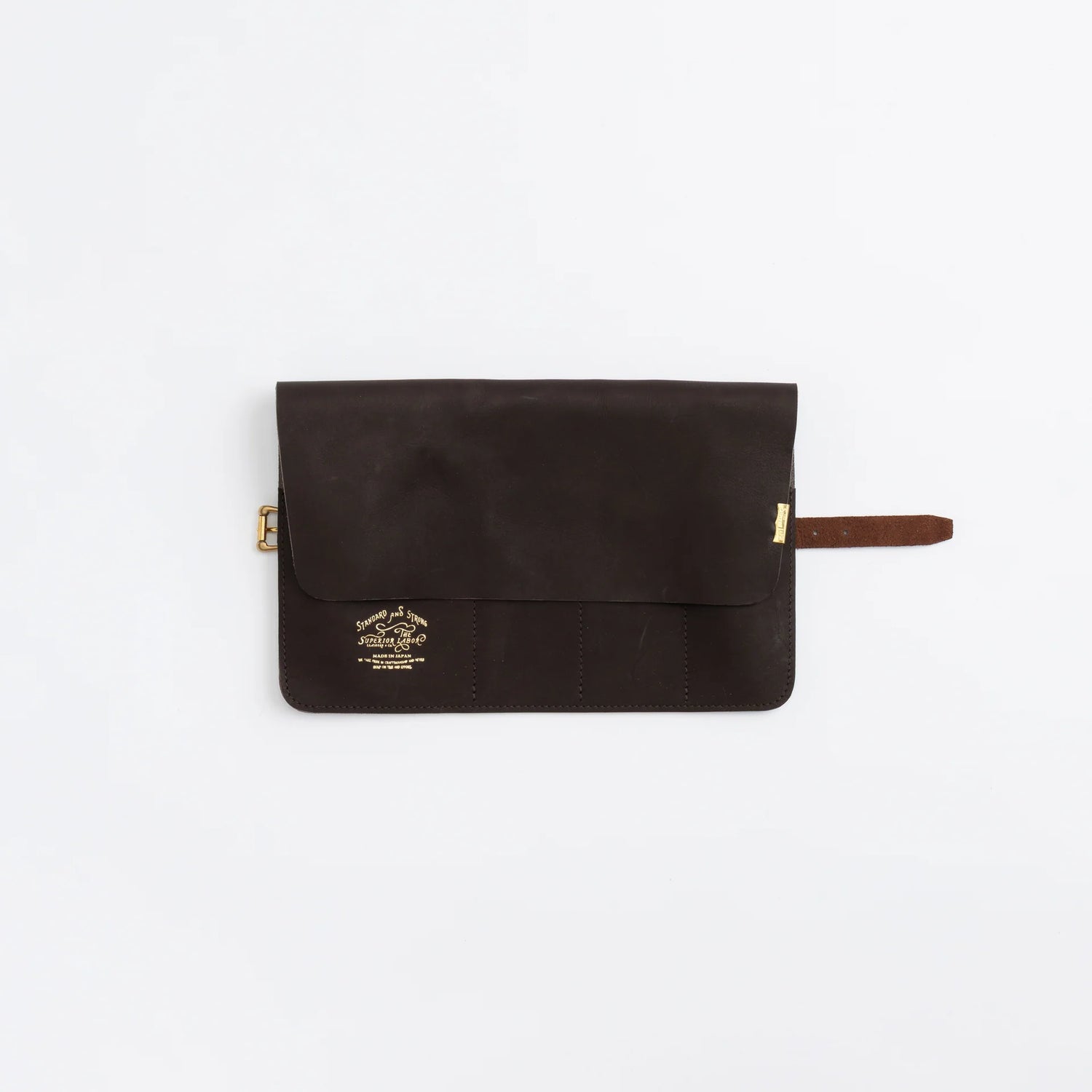 The SUPERIOR LABOR Glove Leather - Roll Pen Case

The discontinued&nbsp;pen roll&nbsp;has returned with a refined new design.&nbsp;A brass tag accents its raw-cut edge, while the logo inside is finished with elegant gold foil.&nbsp;The result is a fresh look that feels both light and sophisticated.

Pockets in varying sizes hold pens of different types, and when you’re done, simply roll it up and take it with you.

A pen case that combines the joy of displaying your favorite pens with the practicality of ca