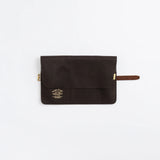 The SUPERIOR LABOR Glove Leather - Roll Pen Case

The discontinued&nbsp;pen roll&nbsp;has returned with a refined new design.&nbsp;A brass tag accents its raw-cut edge, while the logo inside is finished with elegant gold foil.&nbsp;The result is a fresh look that feels both light and sophisticated.

Pockets in varying sizes hold pens of different types, and when you’re done, simply roll it up and take it with you.

A pen case that combines the joy of displaying your favorite pens with the practicality of ca