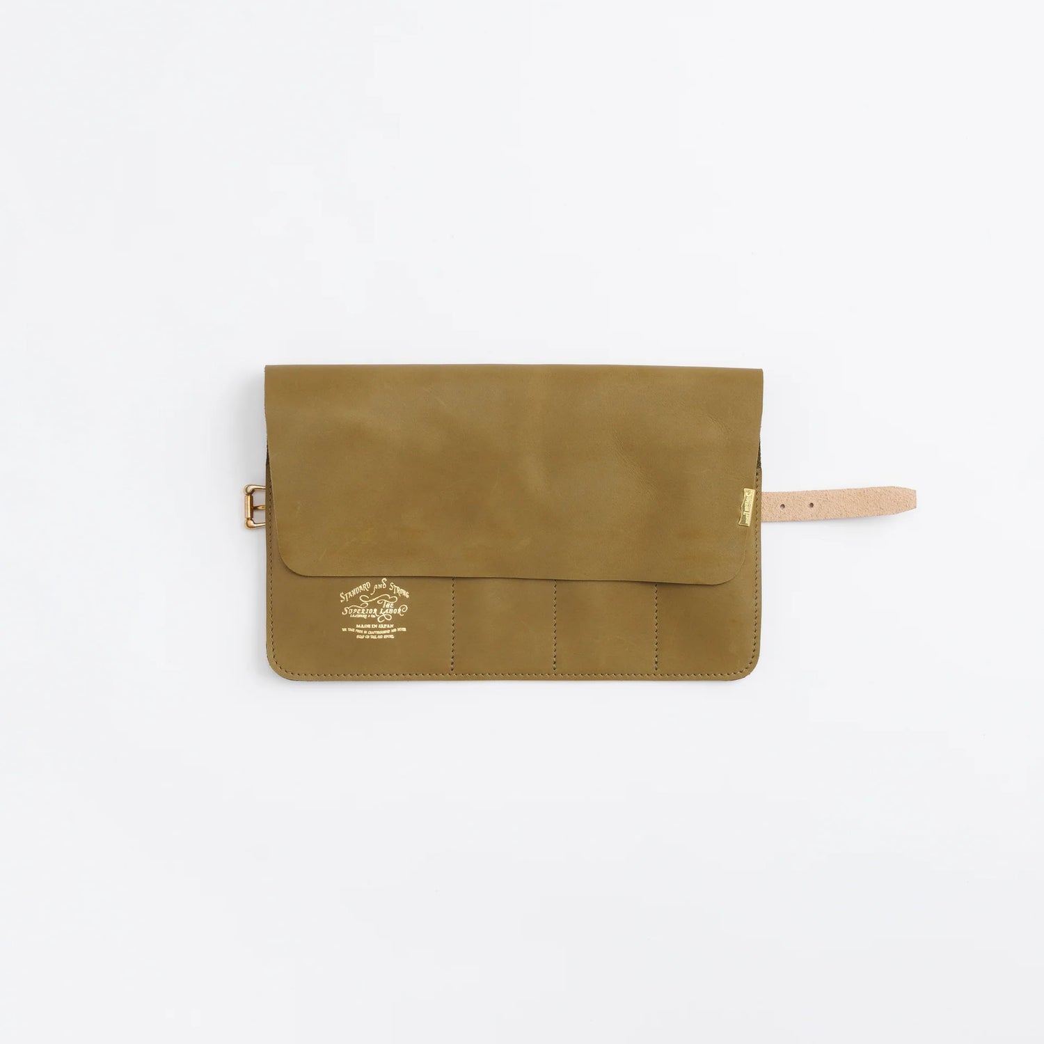 The SUPERIOR LABOR Glove Leather - Roll Pen Case

The discontinued&nbsp;pen roll&nbsp;has returned with a refined new design.&nbsp;A brass tag accents its raw-cut edge, while the logo inside is finished with elegant gold foil.&nbsp;The result is a fresh look that feels both light and sophisticated.

Pockets in varying sizes hold pens of different types, and when you’re done, simply roll it up and take it with you.

A pen case that combines the joy of displaying your favorite pens with the practicality of ca