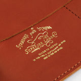 The SUPERIOR LABOR Glove Leather - Roll Pen Case

The discontinued&nbsp;pen roll&nbsp;has returned with a refined new design.&nbsp;A brass tag accents its raw-cut edge, while the logo inside is finished with elegant gold foil.&nbsp;The result is a fresh look that feels both light and sophisticated.

Pockets in varying sizes hold pens of different types, and when you’re done, simply roll it up and take it with you.

A pen case that combines the joy of displaying your favorite pens with the practicality of ca