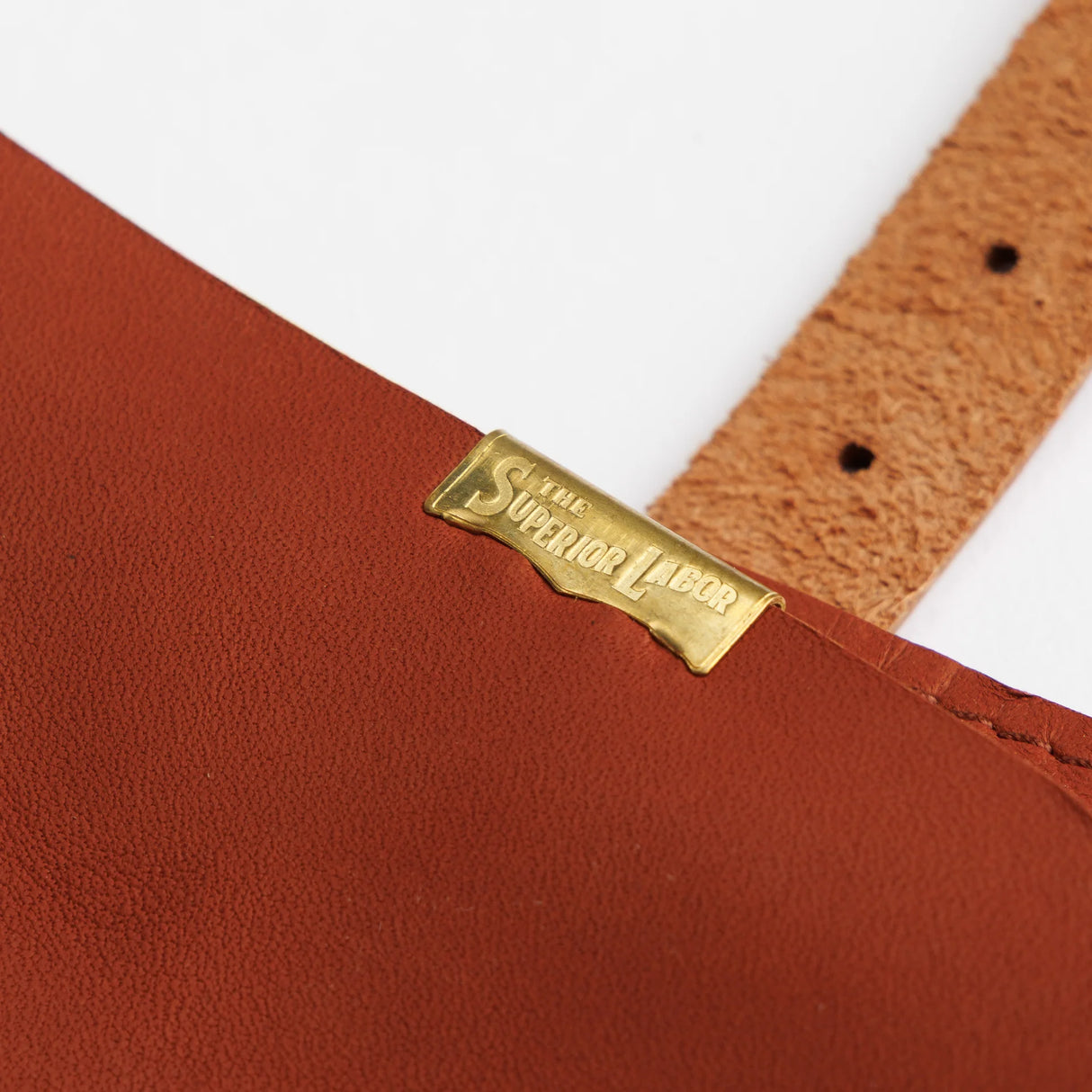The SUPERIOR LABOR Glove Leather - Roll Pen Case

The discontinued&nbsp;pen roll&nbsp;has returned with a refined new design.&nbsp;A brass tag accents its raw-cut edge, while the logo inside is finished with elegant gold foil.&nbsp;The result is a fresh look that feels both light and sophisticated.

Pockets in varying sizes hold pens of different types, and when you’re done, simply roll it up and take it with you.

A pen case that combines the joy of displaying your favorite pens with the practicality of ca