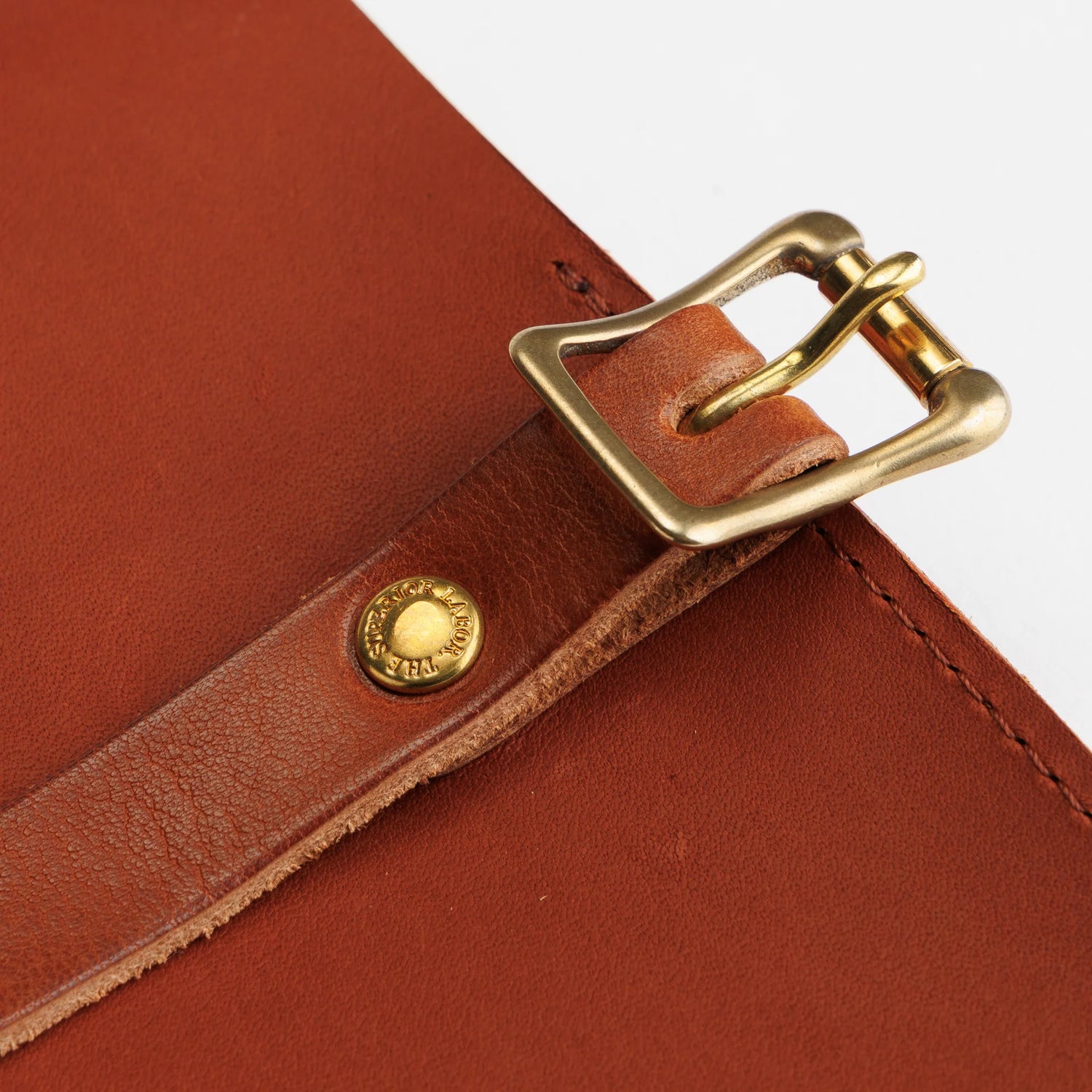 The SUPERIOR LABOR Glove Leather - Roll Pen Case

The discontinued&nbsp;pen roll&nbsp;has returned with a refined new design.&nbsp;A brass tag accents its raw-cut edge, while the logo inside is finished with elegant gold foil.&nbsp;The result is a fresh look that feels both light and sophisticated.

Pockets in varying sizes hold pens of different types, and when you’re done, simply roll it up and take it with you.

A pen case that combines the joy of displaying your favorite pens with the practicality of ca