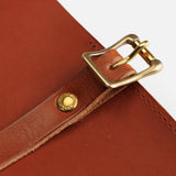 The SUPERIOR LABOR Glove Leather - Roll Pen Case

The discontinued&nbsp;pen roll&nbsp;has returned with a refined new design.&nbsp;A brass tag accents its raw-cut edge, while the logo inside is finished with elegant gold foil.&nbsp;The result is a fresh look that feels both light and sophisticated.

Pockets in varying sizes hold pens of different types, and when you’re done, simply roll it up and take it with you.

A pen case that combines the joy of displaying your favorite pens with the practicality of ca