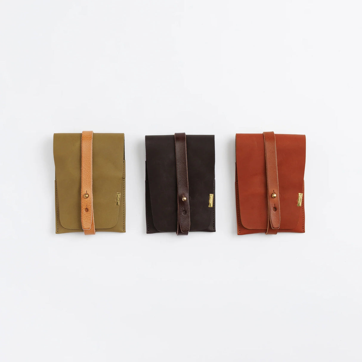 The SUPERIOR LABOR Glove Leather - Tool Holder

The discontinued tool holder&nbsp;is back with a redesigned construction.

The raw-cut edges are accented with a brass tag, and the interior logo is finished with gold foil.&nbsp;The result is a refined, elegant look that still feels light and airy.&nbsp;It’s perfect for carrying pens and other everyday tools.

Size: W10.5×H15.5×D2cm
About the Leather – Japanese Glove Leather

Made from durable and supple Japanese glove leather, known for its lightness and str