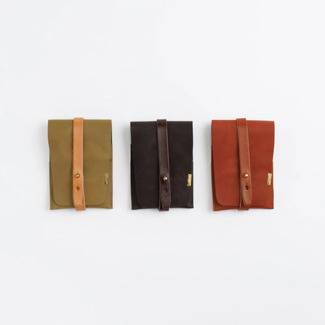 The SUPERIOR LABOR Glove Leather - Tool Holder

The discontinued tool holder&nbsp;is back with a redesigned construction.

The raw-cut edges are accented with a brass tag, and the interior logo is finished with gold foil.&nbsp;The result is a refined, elegant look that still feels light and airy.&nbsp;It’s perfect for carrying pens and other everyday tools.

Size: W10.5×H15.5×D2cm
About the Leather – Japanese Glove Leather

Made from durable and supple Japanese glove leather, known for its lightness and str