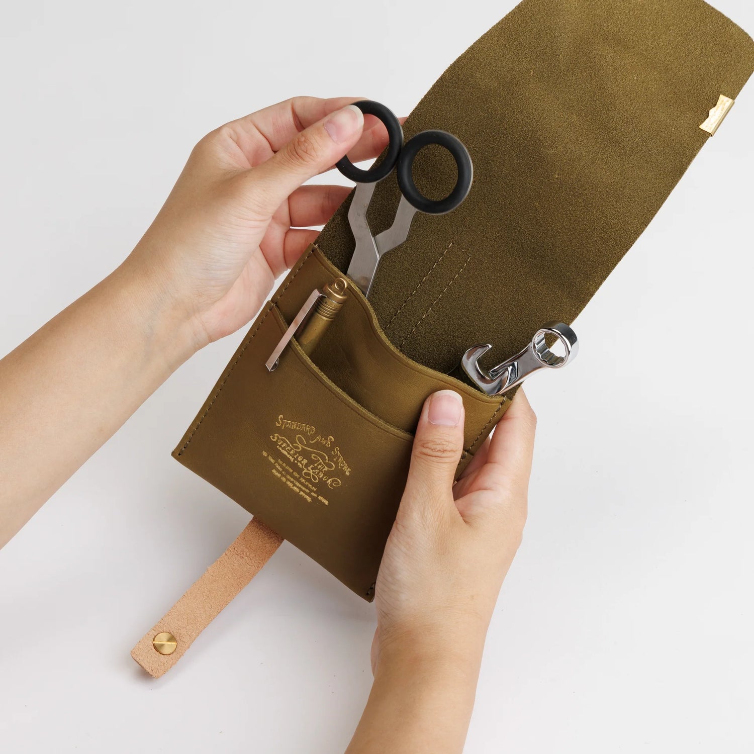 The SUPERIOR LABOR Glove Leather - Tool Holder

The discontinued tool holder&nbsp;is back with a redesigned construction.

The raw-cut edges are accented with a brass tag, and the interior logo is finished with gold foil.&nbsp;The result is a refined, elegant look that still feels light and airy.&nbsp;It’s perfect for carrying pens and other everyday tools.

Size: W10.5×H15.5×D2cm
About the Leather – Japanese Glove Leather

Made from durable and supple Japanese glove leather, known for its lightness and str