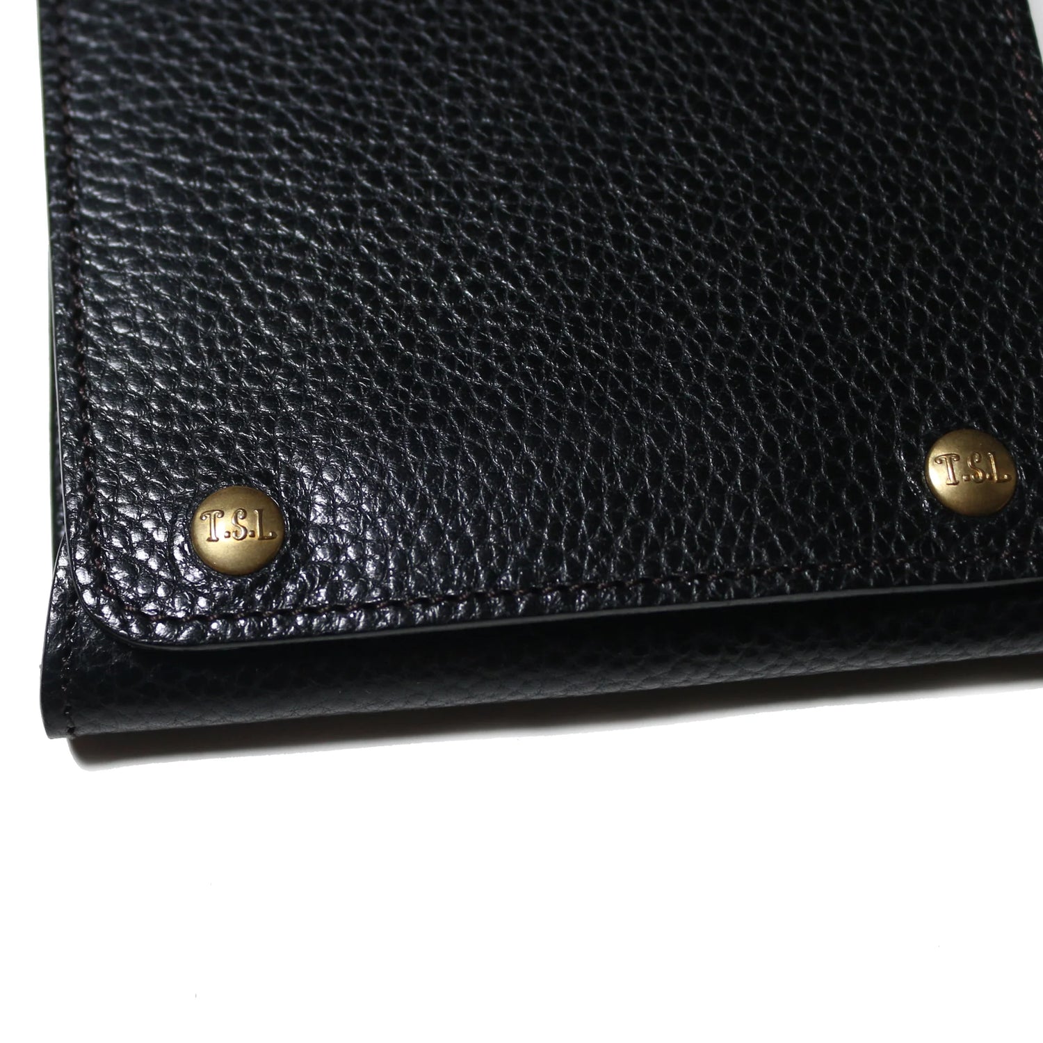 This case for fountain pens can hold five pens individually.

Lined with pig suede for a luxurious look and feel, your precious pens will be well protected and carried.

The buttons are original, made of solid brass and stamped with T.S.L.

SIZE :&nbsp;L13cm × H15cm


COLOR : Camel / Brown&nbsp;/ Black


MATERIAL :&nbsp;Cow leather

Leather Products:

The leather used in this product is natural leather.
We do not use scratches that lead to tears or rips, but we use scratches and wrinkles that are originally